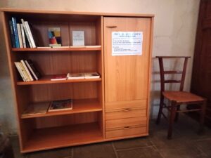 BOITE à LIVRES dans l'église de BAIN-de-Bretagne. A utiliser sans modération !